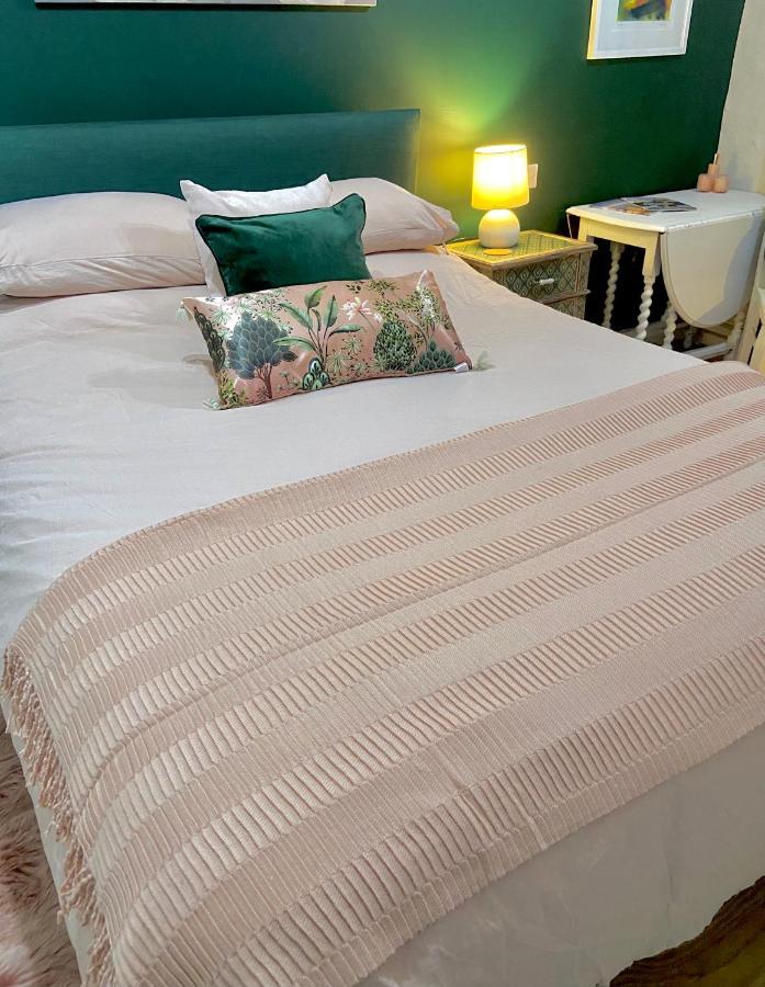 Stunning Annexe 1 Luxury Bedroom, Eating Area & Bathroom Only! Truro Exteriör bild