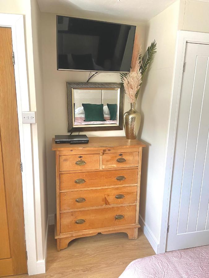 Stunning Annexe 1 Luxury Bedroom, Eating Area & Bathroom Only! Truro Exteriör bild